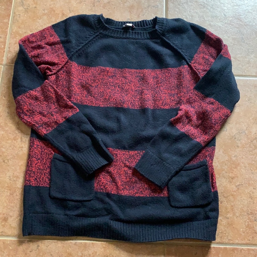 Gap medium crew neck cotton color block navy and red